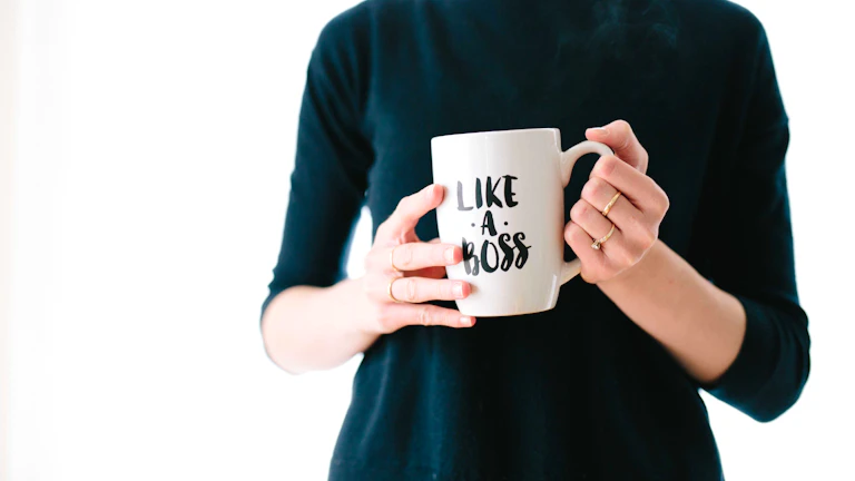 전략을 검토 중인 전문 트레이더의 모습