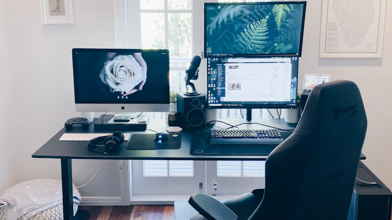 FX마진 콜옵션 풋옵션 비중 조절로 무위험 수익 극대화 (2026년) 트레이딩 툴 및 인프라 10 전문 트레이더의 다중 모니터와 분석 도구