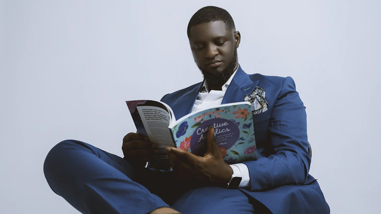 진지하게 차트를 분석하는 사람