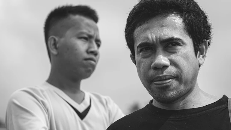 여러 모니터를 보며 분석하는 트레이더