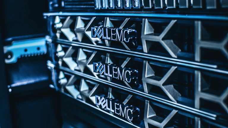 빛나는 서버 룸