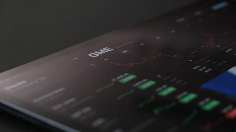 여러 모니터에서 차트를 분석하는 트레이더