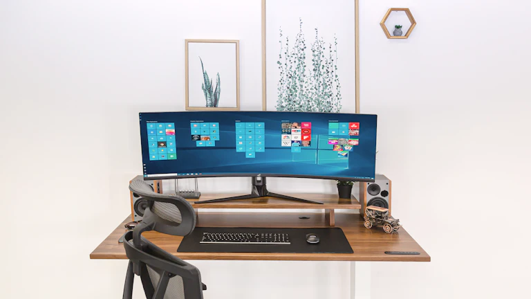 2026년 나스닥 최적화 세팅법 시장 분석 및 전략 9 여러 대의 모니터가 있는 트레이딩 데스크