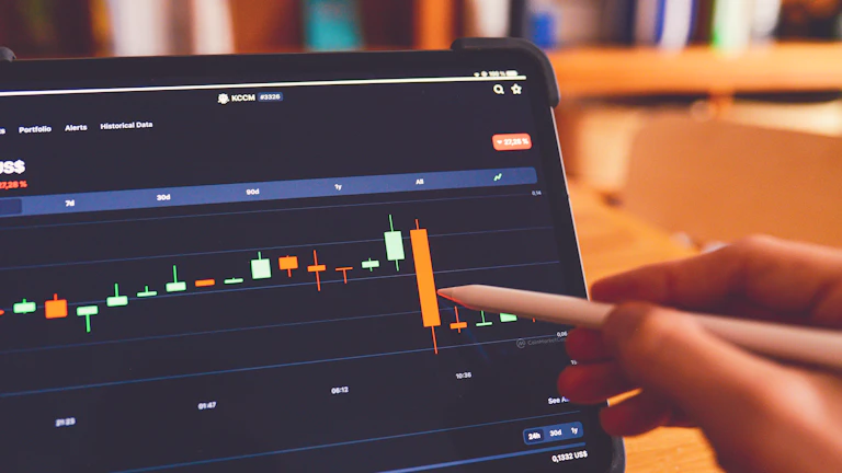 2026년 최신 DXTrade 플랫폼이 실행되고 있는 트레이딩 데스크 환경