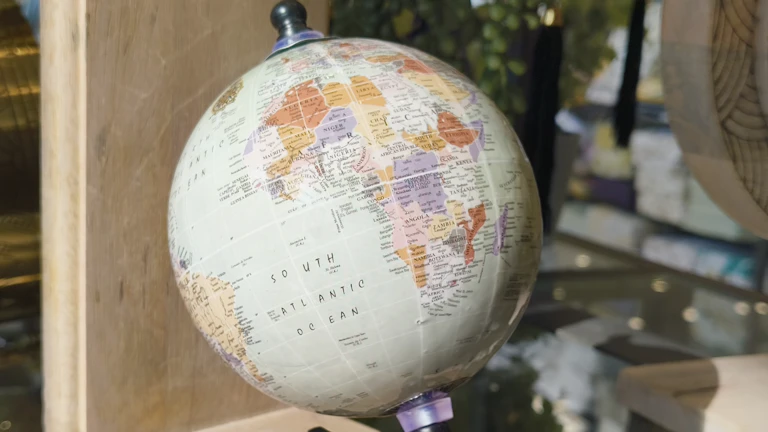 2026년 최소 증거금으로 수익 극대화하는 해외 선물 증권사 추천 시장 분석 및 전략 9 해외 선물 거래 차트를 분석하는 투자자