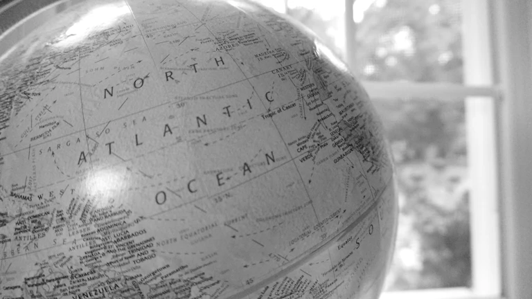 2026년 환전 수수료 최저가, 수수료 무료 증권사 비교 및 추천 브로커 및 플랫폼 분석 9 전 세계 지도 위에 다양한 통화 기호들이 표시된 이미지